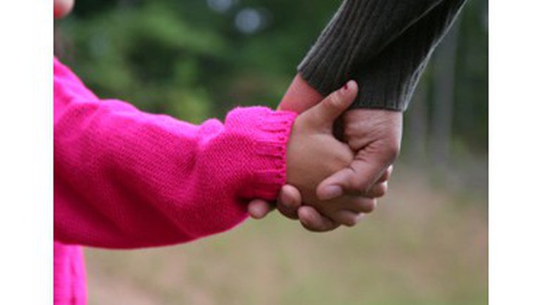 Nous les jeunes, en pleine fréquentation, avons-nous le droit de nous embrasser?