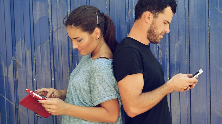 Les réseaux sociaux sont-ils “dangereux” pour un couple ?