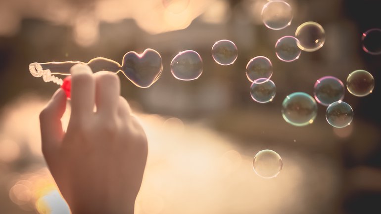 Est-ce que l'Amour peut être confiné ?