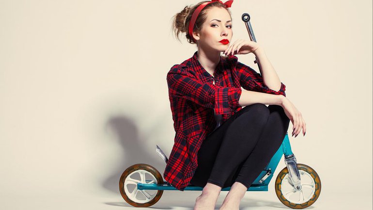 Entre trottinette et talons hauts …