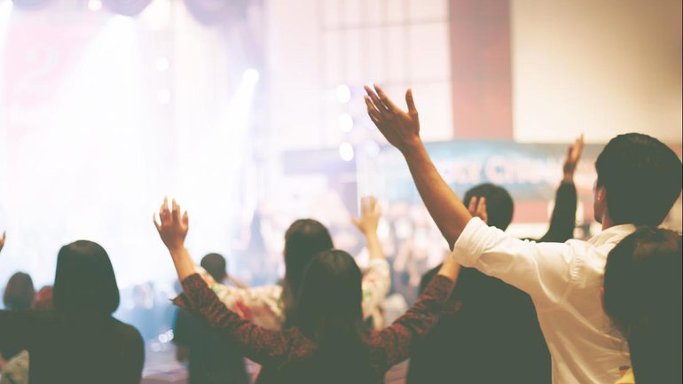 Peut-on danser et taper des mains dans l’église ?