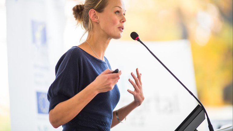 La femme peut-elle parler ou enseigner à l'église ?
